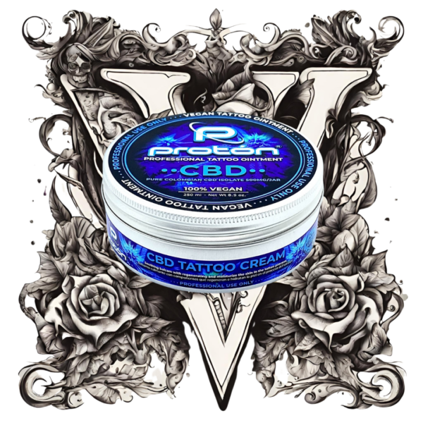 <table> <thead> <tr> <th><strong>Producto</strong></th> <th><strong>CBD Proton Tattoo Butter</strong></th> </tr> </thead> </table> <table> <tbody> <tr> <td><strong>Descripción</strong></td> <td>Crema cicatrizante y calmante para el proceso de tatuado, con alta concentración de CBD (500 mg). Producto 100% natural.</td> </tr> </tbody> </table> <table> <tbody> <tr> <td><strong>Beneficios</strong></td> <td>- Calmante, antiinflamatorio, antioxidante. - Promueve la cicatrización y regeneración de la piel. - Hidratante.</td> </tr> </tbody> </table> <table> <tbody> <tr> <td><strong>Ingredientes Clave</strong></td> <td>- Aceite de Oliva (Olea Europaea Fruit Oil) - Manteca de Karité (Butyprosperum Parkii Butter) - CBD (500 mg)</td> </tr> </tbody> </table> <table> <tbody> <tr> <td><strong>Otros Ingredientes</strong></td> <td>- Manteca de Mango (Magnifera Indica Butter) - Cera de Candelilla - Aceite de Sésamo (Sesamum Indicum Oil)</td> </tr> </tbody> </table> <table> <tbody> <tr> <td><strong>Concentración de CBD</strong></td> <td>500 mg de CBD aislado con pureza del 99.9%</td> </tr> </tbody> </table> <table> <tbody> <tr> <td><strong>Aspecto</strong></td> <td>Crema de textura suave, no grasosa.</td> </tr> </tbody> </table> <table> <tbody> <tr> <td><strong>Color</strong></td> <td>Amarillo claro</td> </tr> </tbody> </table> <table> <tbody> <tr> <td><strong>Aroma</strong></td> <td>Característico, suave y natural</td> </tr> </tbody> </table> <table> <tbody> <tr> <td><strong>Envase</strong></td> <td>Tarro de aluminio reciclable de 250 ml, con tapa de rosca de aluminio.</td> </tr> </tbody> </table> <table> <tbody> <tr> <td><strong>pH</strong></td> <td>5.5 ± 0.5</td> </tr> </tbody> </table> <table> <tbody> <tr> <td><strong>Normativas Aplicables</strong></td> <td>- Reglamento (CE) n.º 1223/2009 sobre productos cosméticos - Real Decreto 85/2018</td> </tr> </tbody> </table> <table> <tbody> <tr> <td><strong>Certificaciones y Registros</strong></td> <td>- Europa: CPNP 3778666 - Reino Unido: No permitido - EE.UU: Pendiente FDA</td> </tr> </tbody> </table> <table> <tbody> <tr> <td><strong>Ensayos Superados</strong></td> <td>pH electrométrico y ensayos microbiológicos</td> </tr> </tbody> </table> <table> <tbody> <tr> <td><strong>País de Origen del CBD</strong></td> <td>Colombia</td> </tr> </tbody> </table> <table> <tbody> <tr> <td><strong>Modo de Uso</strong></td> <td>Aplicar sobre la piel durante y después del tatuado para calmar, hidratar y promover la cicatrización.</td> </tr> </tbody> </table>