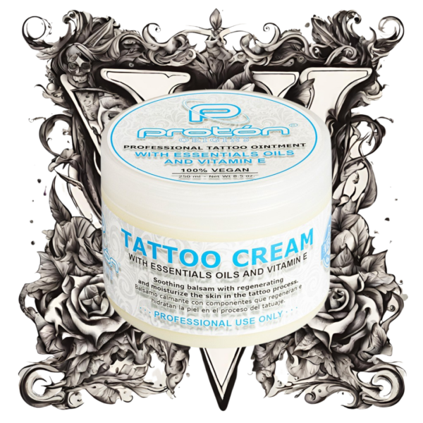 <h3><strong>Ficha Técnica - Proton Professional Tattoo Ointment</strong></h3> <table> <thead> <tr> <th><strong>Producto</strong></th> <th>Proton Professional Tattoo Ointment 250ml/8.5oz</th> </tr> </thead> <tbody> <tr> <td><strong>Presentación</strong></td> <td>Tarro semitransparente de PET, 250 ml / 100 ml con tapa de rosca</td> </tr> <tr> <td><strong>Color</strong></td> <td>Amarillo claro</td> </tr> <tr> <td><strong>Aroma</strong></td> <td>Característico</td> </tr> <tr> <td><strong>Aspecto</strong></td> <td>Crema</td> </tr> <tr> <td><strong>pH</strong></td> <td>5.5 ± 0.5</td> </tr> <tr> <td><strong>Ingredientes (INCI)</strong></td> <td>Paraffinum Liquidum, Hydrogenated Microcrystalline Wax, Paraffin, Aroma, Helianthus Annuus Seed Oil, Linalool, Limonene, Tocopheryl Acetate, Geraniol, Hexyl Cinnamal, Coumarin, Calendula Officinalis, BHT, BHA, Benzyl Salicylate, Citral</td> </tr> <tr> <td><strong>Uso Recomendado</strong></td> <td>Aplicar sobre la piel tatuada para ayudar en la cicatrización, hidratación y protección de la piel.</td> </tr> <tr> <td><strong>Propiedades</strong></td> <td>- Fórmula rica en aceites y extractos naturales que promueven la regeneración de la piel - Hidrata profundamente, ayudando a la cicatrización de los tatuajes - Textura cremosa de fácil aplicación</td> </tr> <tr> <td><strong>Ensayos Superados</strong></td> <td>Ensayos microbiológicos y de pH conforme a las normativas vigentes</td> </tr> <tr> <td><strong>Cumplimiento Normativo</strong></td> <td>- Europa: Reglamento (CE) N° 1223/2009 sobre productos cosméticos - Reino Unido: UKCP 07498386 - USA: FDA</td> </tr> <tr> <td><strong>Ingredientes Activos Clave</strong></td> <td>- <strong>Aceite de semillas de girasol (Helianthus Annuus Seed Oil)</strong>: Hidrata y regenera - <strong>Caléndula (Calendula Officinalis)</strong>: Conocida por sus propiedades calmantes y regeneradoras</td> </tr> <tr> <td><strong>Origen</strong></td> <td>Fabricado en España bajo estrictas normativas de calidad.</td> </tr> </tbody> </table>